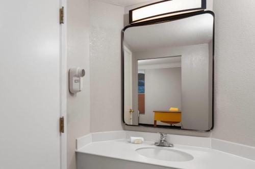 Days Inn & Suites by Wyndham Arlington Heights - image 2