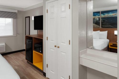 Days Inn & Suites by Wyndham Arlington Heights - image 9