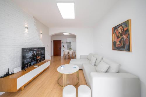 Tyms 2BR APT Riverside Garden near Saizeriya (ZhangFeng Jing Pan Plaza)