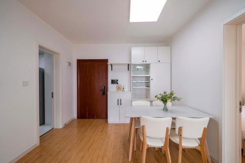Tyms 2BR APT Riverside Garden near Saizeriya (ZhangFeng Jing Pan Plaza)