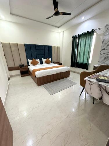 room detail thumbnail 1