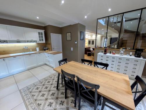 Konyha, Gîte des Siècles - Maison du XIVe siècle avec Ascenseur et Cinéma (Gite des Siecles - Maison du XIVe siecle avec Ascenseur et Cinema) in Saint-Gengoux-le-National