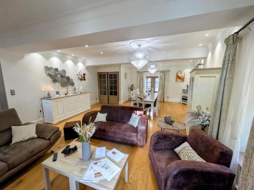 Gîte des Siècles - Maison du XIVe siècle avec Ascenseur et Cinéma (Gite des Siecles - Maison du XIVe siecle avec Ascenseur et Cinema) in Saint-Gengoux-le-National