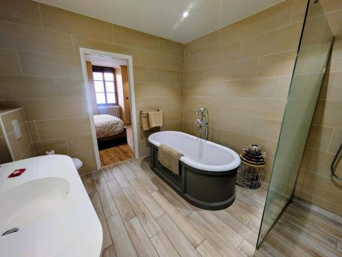 Zuhanyzó, Gîte des Siècles - Maison du XIVe siècle avec Ascenseur et Cinéma (Gite des Siecles - Maison du XIVe siecle avec Ascenseur et Cinema) in Saint-Gengoux-le-National