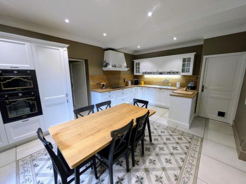 Konyha, Gîte des Siècles - Maison du XIVe siècle avec Ascenseur et Cinéma (Gite des Siecles - Maison du XIVe siecle avec Ascenseur et Cinema) in Saint-Gengoux-le-National