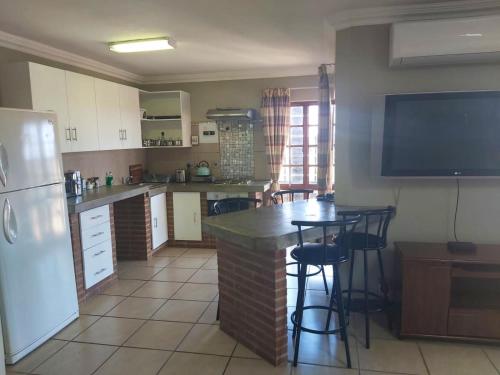 Sunset Cottage - Own Water - Own Electricity, Pretoria (photo 6)
