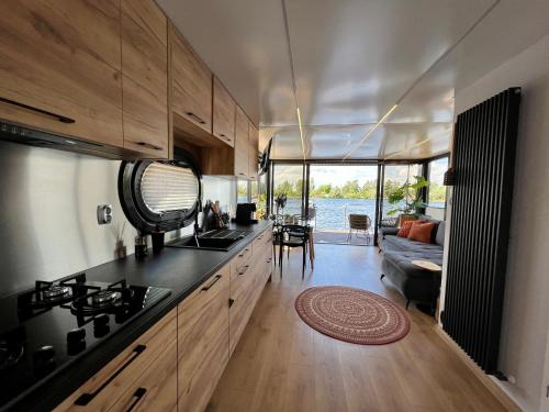Konyha, NEW - Little Asia - Stunning Boathouse on a lake Near Amsterdam with Sauna in Baambrugse Zuwe