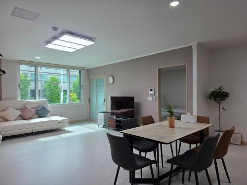 3 bedrooms, 5 beds
