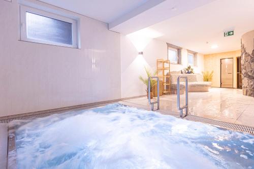 泳池, Zugspitz Suites Lermoos by ALPS RESORTS in 萊爾莫斯