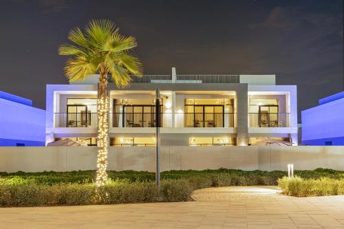 Luxe 6BR Semi-Detached Villa Steps from the Lagoon, Dubai