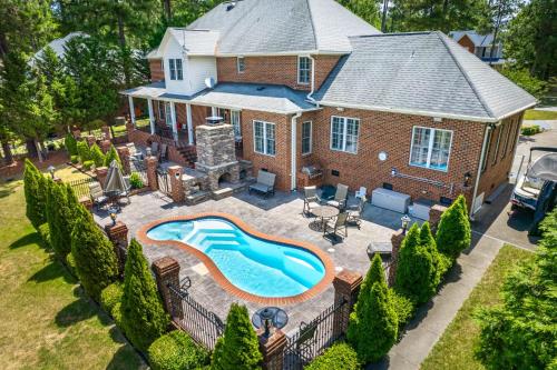 Private Pool WaterEdge Lake House in Spring Lake (NC)