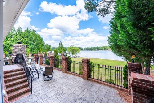 Private Pool WaterEdge Lake House in Spring Lake (NC)