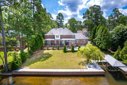 Private Pool WaterEdge Lake House in Spring Lake (NC)