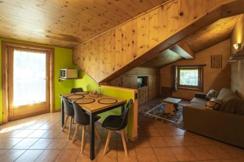 Wood Apartment Balcony in Centro