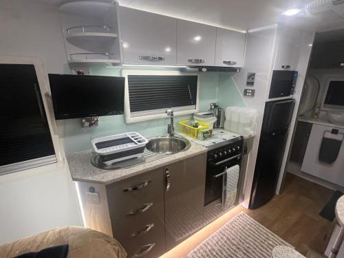 virtuve, Gympie Luxury Caravan with ensuite bathroom in Victory Heights