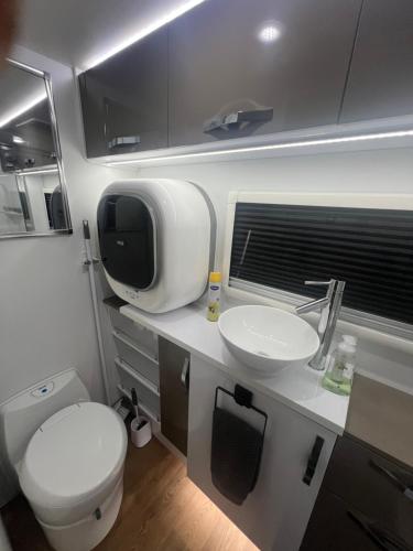 Vannas istaba, Gympie Luxury Caravan with ensuite bathroom in Victory Heights