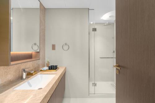 Beachfront Luxe 1BR Grand Bleu with Private Beach & Sea View, Dubaj (zdjęcie 7)