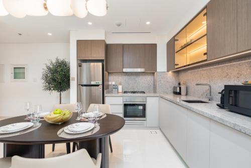 Beachfront Luxe 1BR Grand Bleu with Private Beach & Sea View, Dubaj (zdjęcie 10)