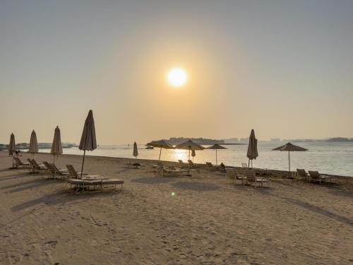 Beachfront Luxe 1BR Grand Bleu with Private Beach & Sea View, Dubaj (zdjęcie 9)