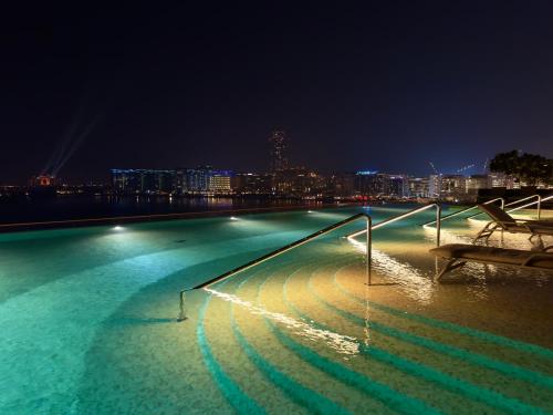 Beachfront Luxe 1BR Grand Bleu with Private Beach & Sea View, Dubaj (zdjęcie 6)