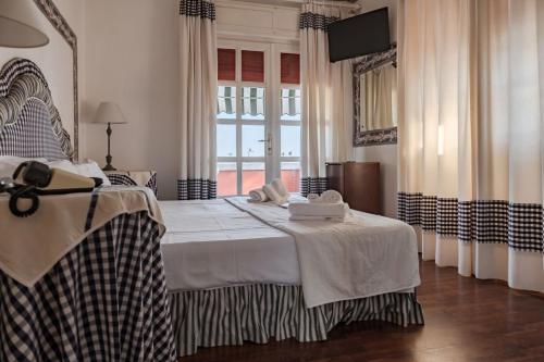 2 queen beds, 1 twin bed