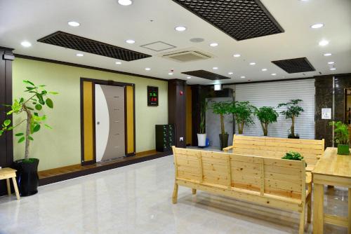 Seom Story Guesthouse near Cheonjiyeon Falls