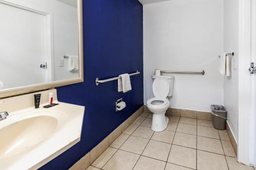 Econo Lodge - image 9