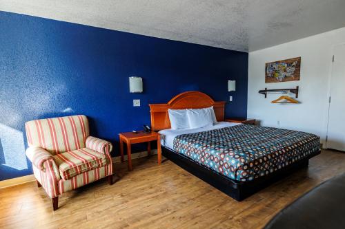 Econo Lodge - image 2