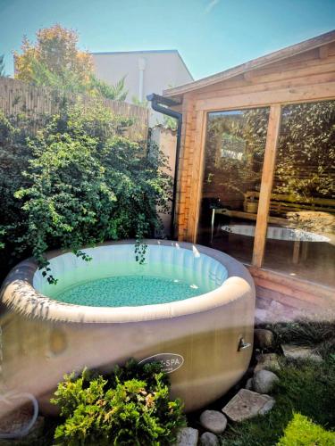 Pezsgőfürdő, Ma-Bebe PlayHouse with Private Sauna --- Lake, Parks and SPA Pools in 5 min in Pancharevo
