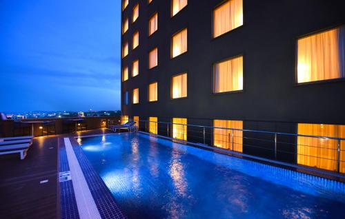 泳池, 坎帕拉基拉路希爾頓花園酒店 (Hilton Garden Inn Kampala Kira Road) in 坎帕拉