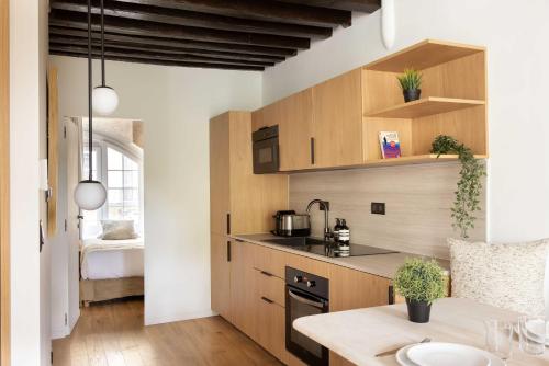 Kitchen, Refurbished Apartment - 2BR 6P - Chatelet in Paris