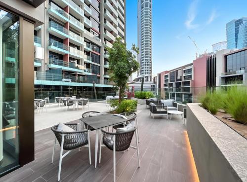 Modern 1BR Apartment with Burj Khalifa View, Dubai