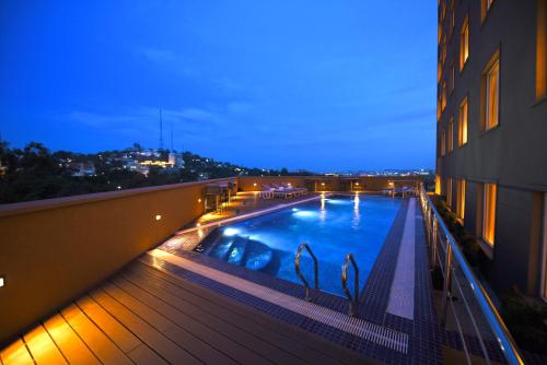 泳池, 坎帕拉基拉路希爾頓花園酒店 (Hilton Garden Inn Kampala Kira Road) in 坎帕拉