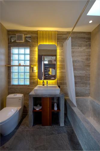 room detail thumbnail 2