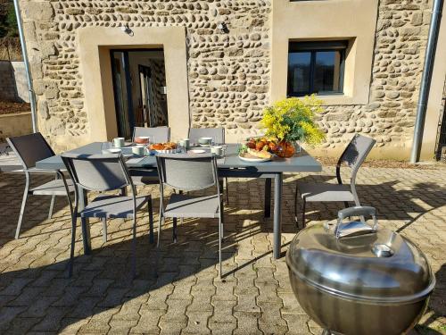 Létesítmények, La Truffière des Collines, gîte 6 personnes, 3 chambres, terrasses et jardin (La Truffiere des Collines, gite 6 personnes, 3 chambres, terrasses et jardin) in Genissieux (Rhone-Alpes)