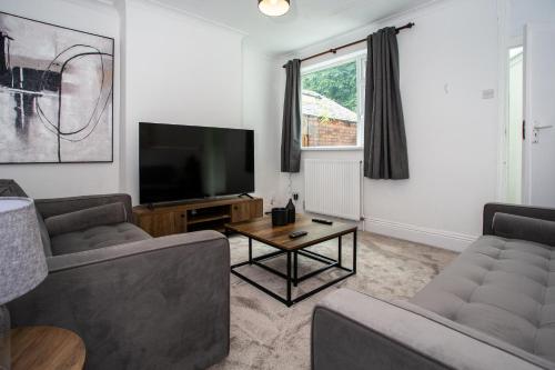Modern 4BR Home in Dudley