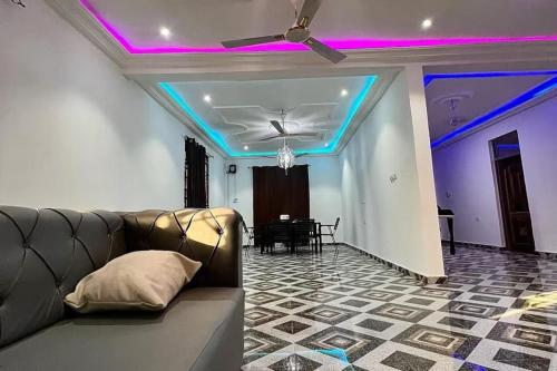 5 Bedroom House Sleeps 12 -Balcony -Hired security in أكرا