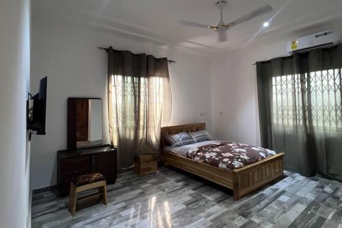 5 Bedroom House Sleeps 12 -Balcony -Hired security in أكرا
