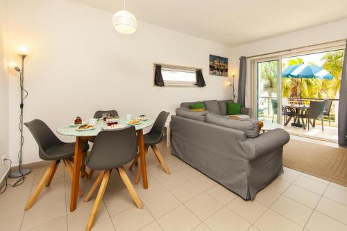 B06 - Top-Floor Marina 2 Bed Apartment - image 5