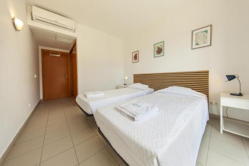 B06 - Top-Floor Marina 2 Bed Apartment - image 2