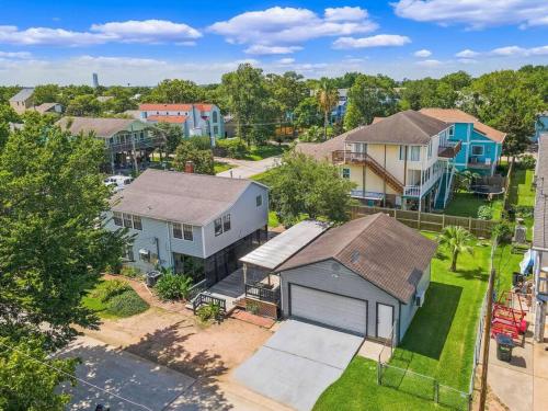 Cozy home close to Kemah Boardwalk with game room in Kemah (TX)