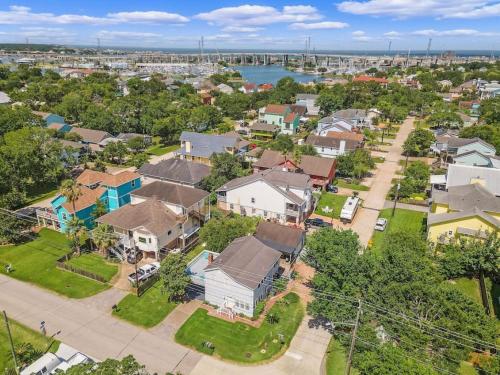 Cozy home close to Kemah Boardwalk with game room in Kemah (TX)