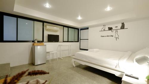 room detail thumbnail 1