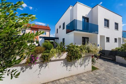 Villa Essenza Mare in Vodice with private pool & pet friendly - only 650 meters from the beach, Vodice