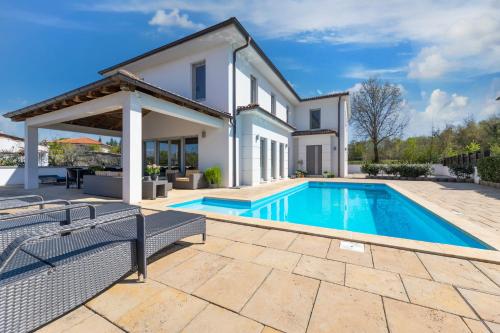 Villa Bel with pool in Rasopasno