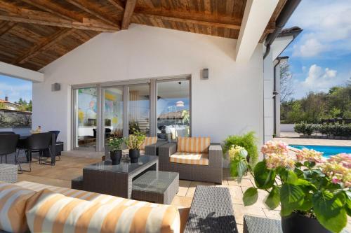 Villa Bel with pool in Rasopasno