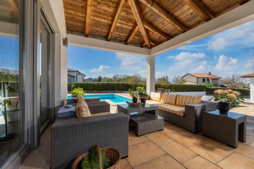 Villa Bel with pool in Rasopasno