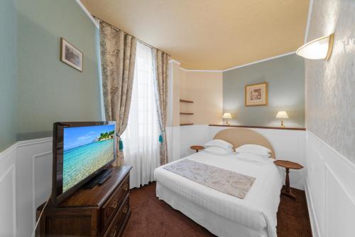 1 queen bed, 2 sofa beds