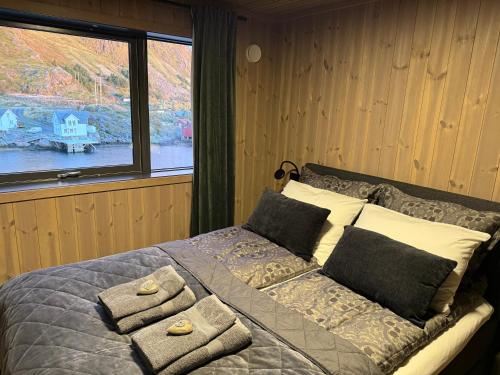 Oceanfront Cabin in Lofoten with Panoramic View 4