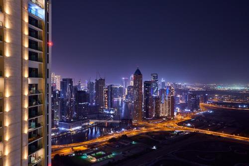 Luxury 2BR with Skyline Views Prime Business Bay Location, Dubaï